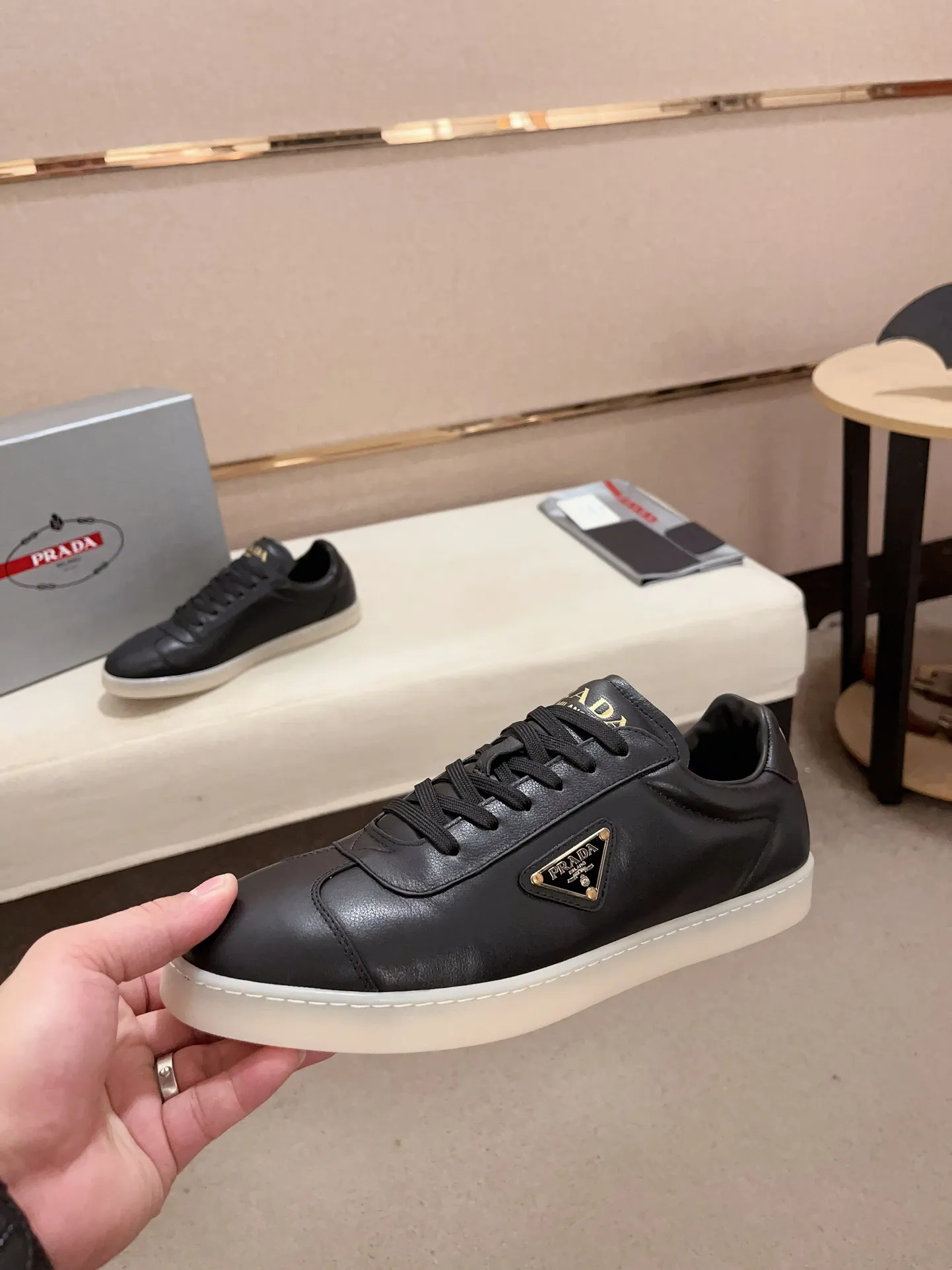 Men's Men's Shoes 💰 500💰 ✔️✔️✔️Higher version High-quality new PRADA (Prada) counters are launched simultaneously. The new men's shoes and 😘fabrics are made of high-tech glue-making technology. Lining: Full cowhide lining. 👍🏿 High-end ☄️ air-cushion molded anti-slip rubber outsole, exquisite lines, simple and elegant, comfortable and high-end for leisure travel. Code number: 38 to 44 (45 can be customized and cannot be returned or exchanged)